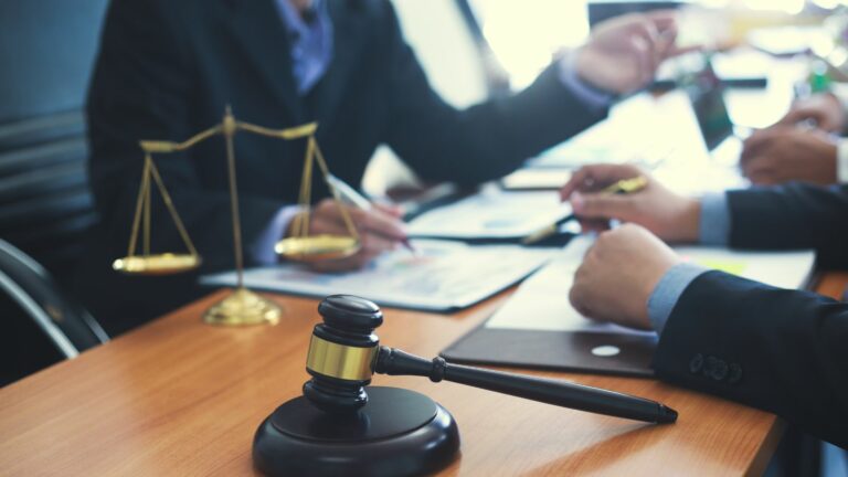 Pourquoi la traduction en droit commercial est cruciale pour votre entreprise
