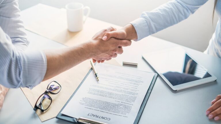 La traduction en droit des contrats un enjeu crucial pour les professionnels du droit