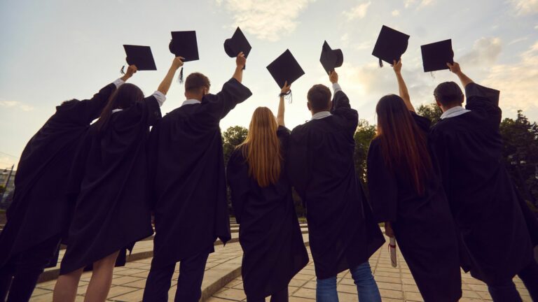 Pourquoi la traduction juridique de votre diplôme est une étape stratégique en contexte international