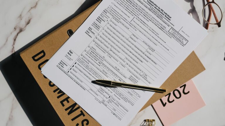 Comprendre la traduction des décisions administratives en droit public