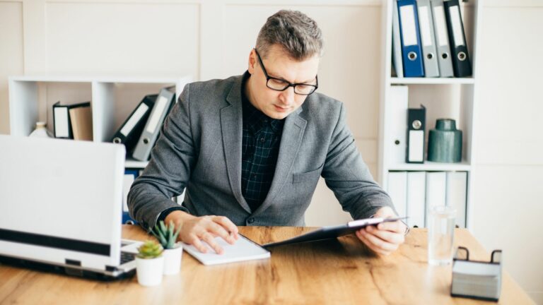 Pourquoi la traduction de vos rapports d’expertise en droit public exige une expertise juridique pointue