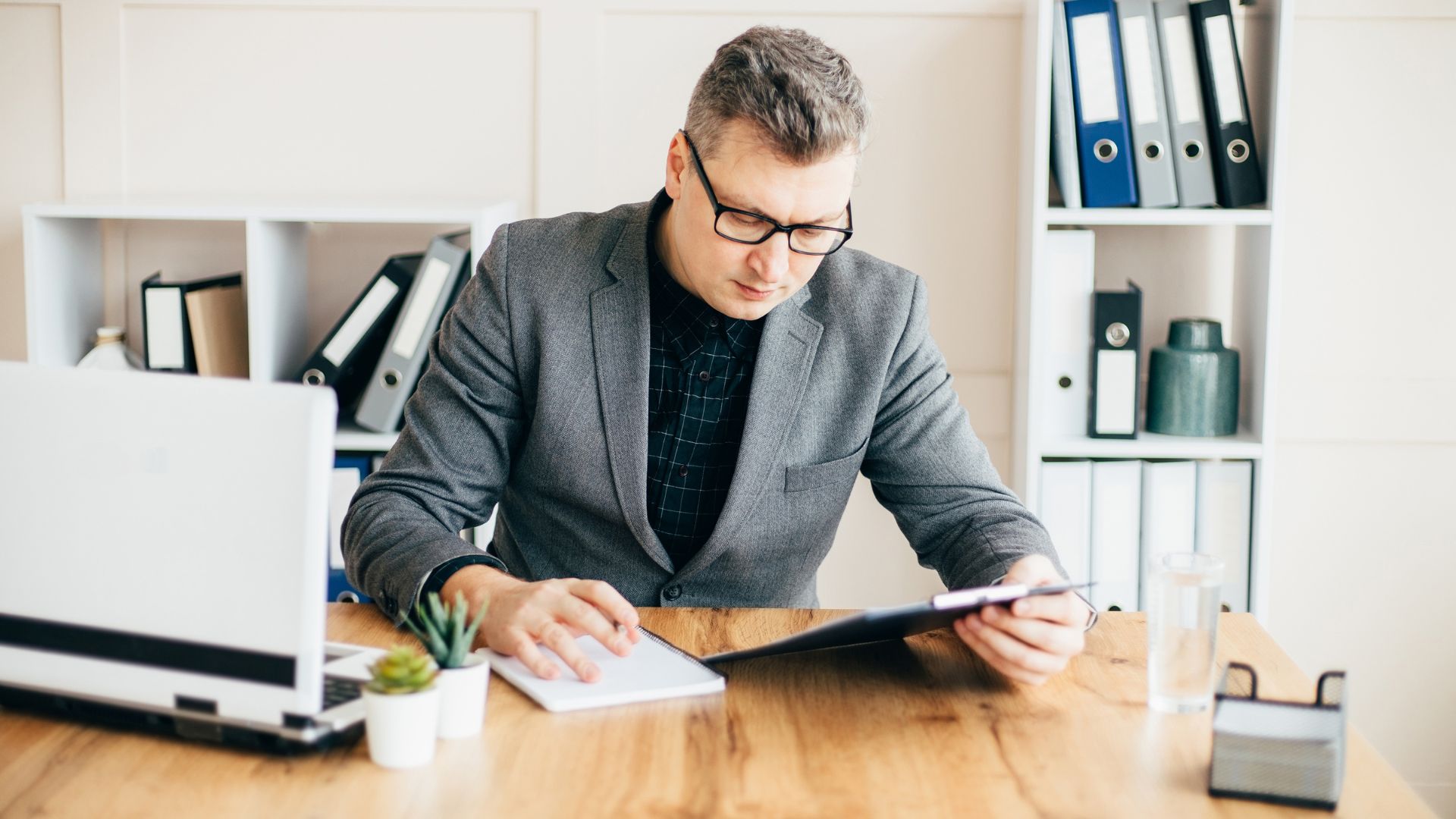 Pourquoi la traduction de vos rapports d’expertise en droit public exige une expertise juridique pointue